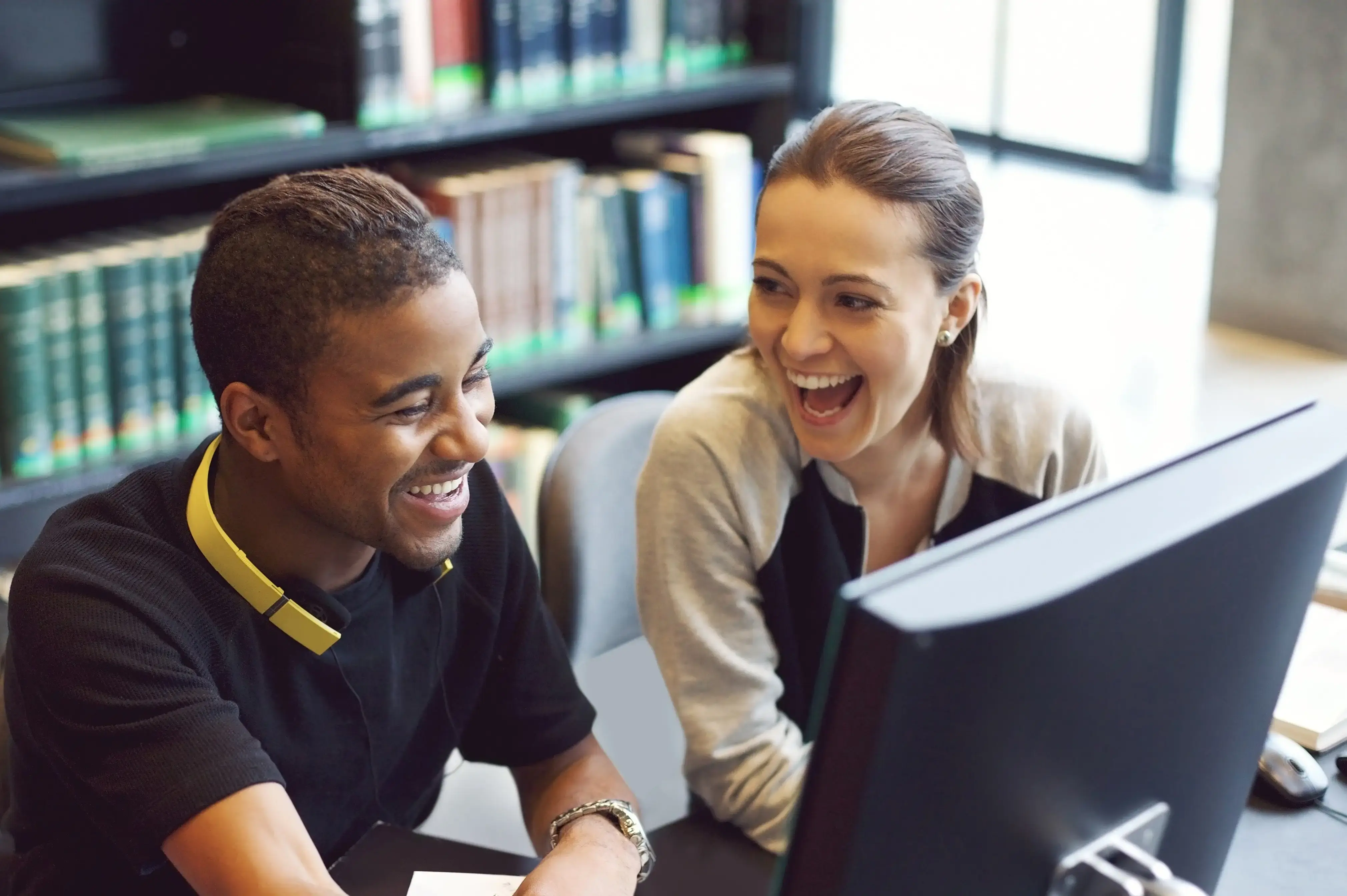 couple_laughing_on_computer
